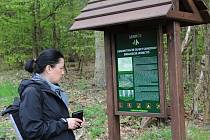 Návštěvníci přirozeného lesa u Samechova si o projektu přečtou při vstupu do něj.