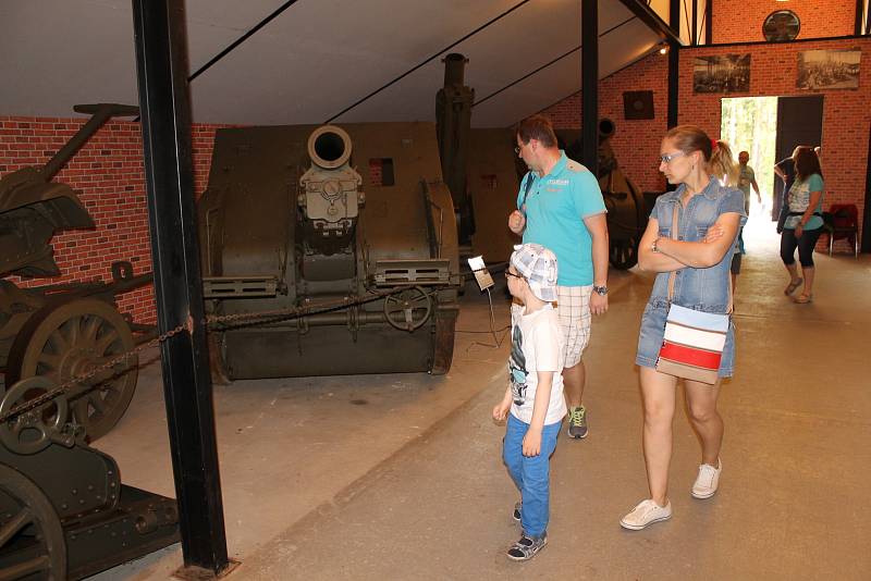 Vojenské technické muzeum se opět po roce velkolepě otevřelo veřejnosti. Dvacátou druhou sezonu zahájil průlet letounů i ukázka bitvy u Zborova.