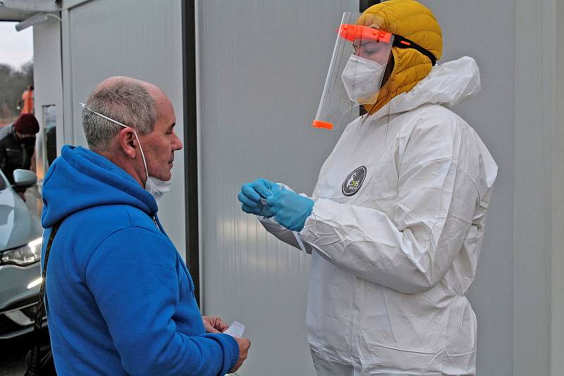 Z testovacího místa na koronavirus v ulici Ke Stadionu v Benešově.