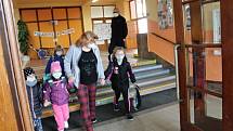 Z odchodu dětí ze Základní školy Jiráskova v Benešově první den po skončení nouzového stavu.
