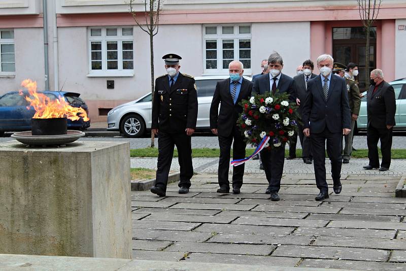 Vzpomínková akce u pomníku obětem válek před benešovským gymnáziem.