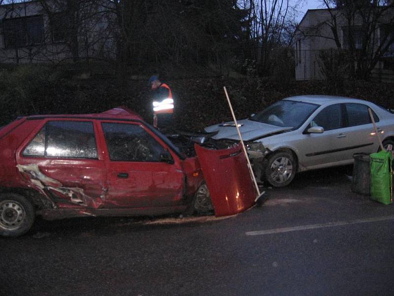 Úterní dopravní nehoda tři osobních aut a autobusu v ulici Jana Nohy.