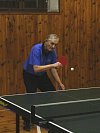 František Ottl. Nestárnoucí stolní tenista hrající za Benešov B prohání za zeleným stolem mnohem mladší soupeře