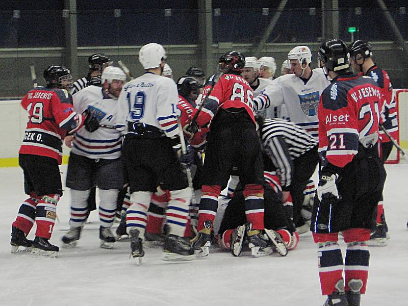 První čtvrtfinále play off krajské hokejové ligy Vlašim - Jesenice.