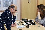 Momentka z utkání Pravonín – Vlašim D. Souboj generací mezi domácím Miroslavem Laloučkem a Anežkou Vlkovou skončil vítězstvím šestnáctileté hráčky. 
