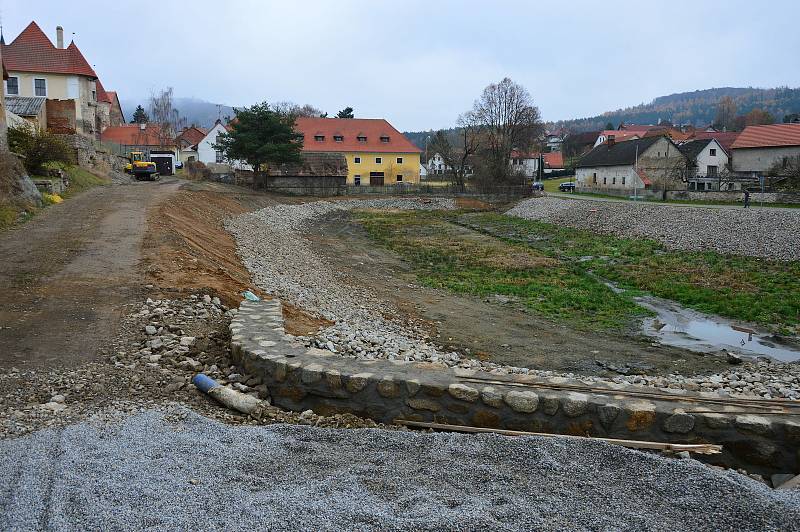 Z rekonstrukce Pivovarského rybníka v Louňovicích pod Blaníkem.