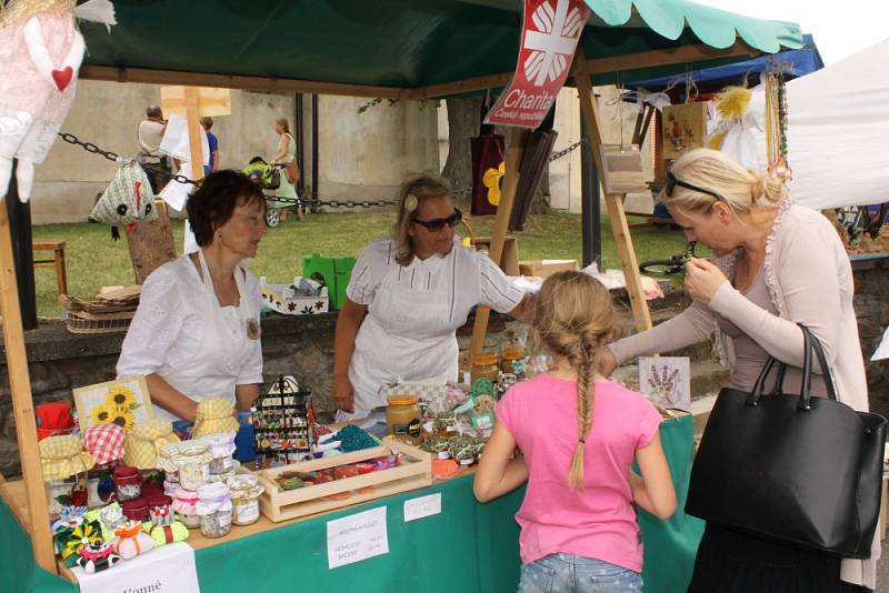 Ševcovský staročeský jarmark nabídl návštěvníkům zábavu, hry, muziku i různorodou nabídku stánkařů a řemeslníků.