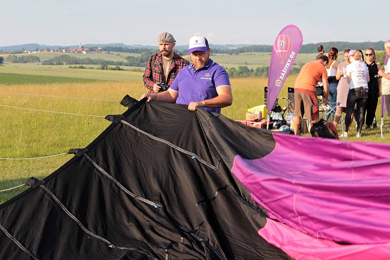 Příprava na let největšího horkovzdušného balónu ve střední Evropě na Letišti Benešov u Nesvačil.