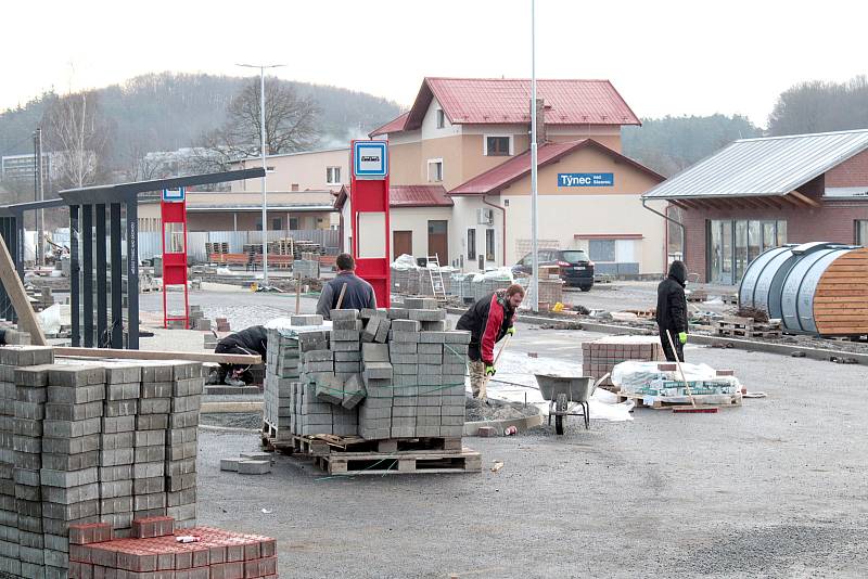 Stavba dopravního terminálu v Týnci nad Sázavou.