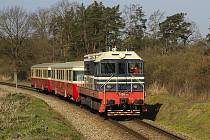 Spěšný vlak 1283 'Posázavský motoráček' projíždí po trati 210 mezi zastávkou Pecerady a Poříčí nad Sázavou - Svárov.