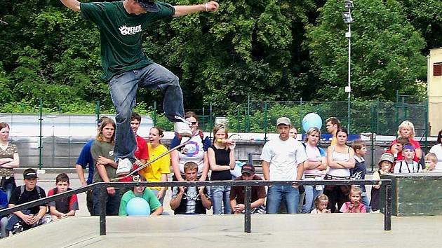 Skatepark ve Vlašimi si místní vyznavači prkének s kolečky oblíbili. Teď k nim přijedou kolegové z Votic