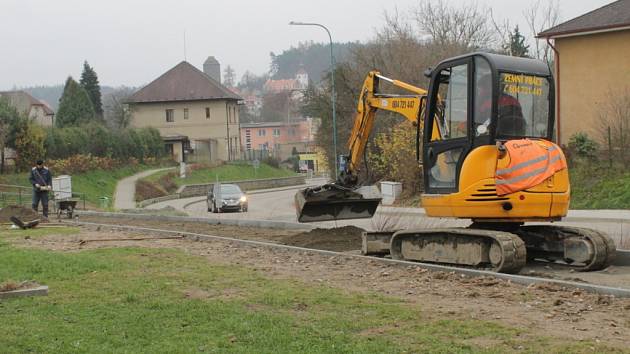 Stavba cyklostezky v Týnci.