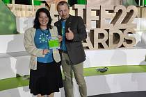 Hana Pánková a Karel Kříž spolu s oceněním na slavnostním předávání ocenění Best Life Nature Projects.