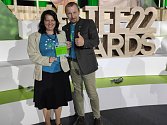 Hana Pánková a Karel Kříž spolu s oceněním na slavnostním předávání ocenění Best Life Nature Projects.
