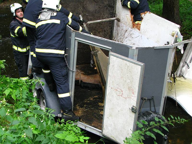 Přívěsný vozík s kobylou se v úterý po 16. hodině před Bučovicemi utrhl i se závěsem od auta, sjel do potoku Mastník, kde narazil do stromu a převrátil se.