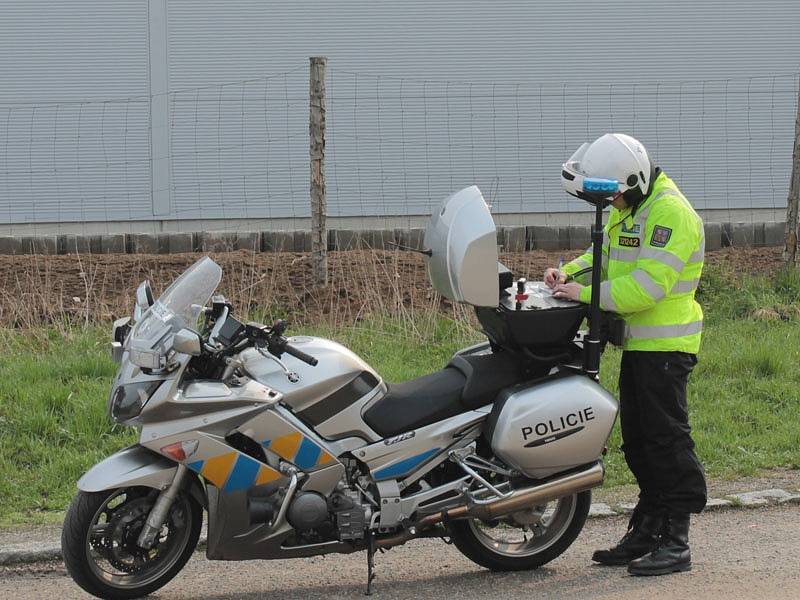 Řidiče kontrolovali frekventanti policejní školy pod dohledem zkušených dopravních policistů.