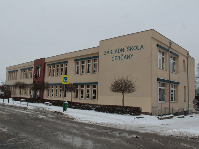 Základní škola v Čerčanech v únoru roku 2021.
