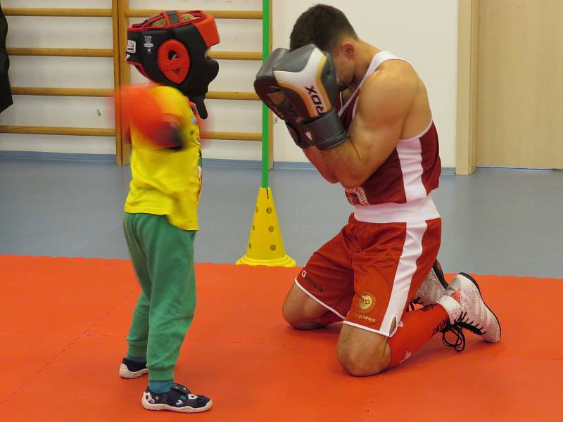 Děti se školky MiniSvět se setkaly ve sportovním souboji s profesionálním boxerem Vojtou.