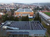 Fotovoltaika na střechách zimního stadionu a plaveckého bazénu.