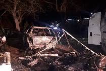 V obci Přišimasy oheň poničil dvě dodávky, čtyři osobní automobily a karavan.