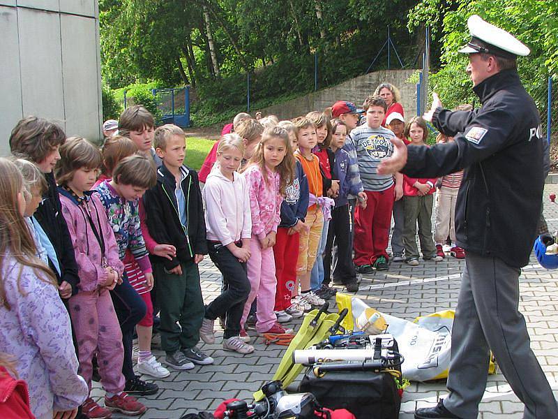 Policisté z Poříčního oddělení Slapy předvedli školákům potápěčskou výstroj a techniku.