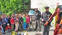Policisté z Poříčního oddělení Slapy předvedli školákům potápěčskou výstroj a techniku.