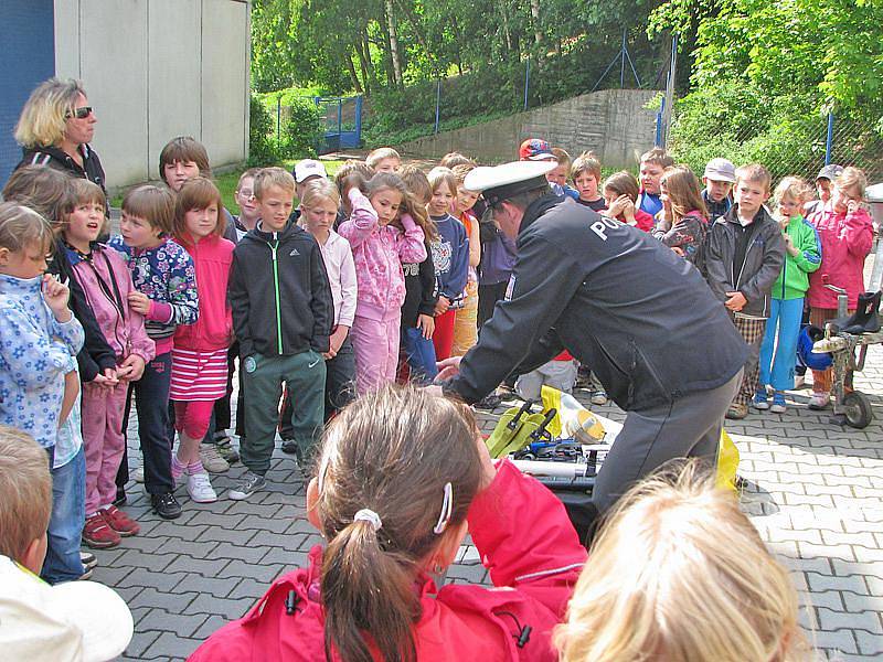 Policisté z Poříčního oddělení Slapy předvedli školákům potápěčskou výstroj a techniku.