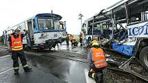 Ke srážce vlaku s autobusem došlo u Struhařova na Benešovsku v neděli 14. června.