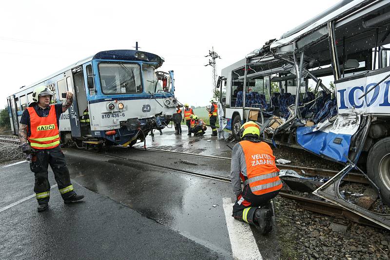 Ke srážce vlaku s autobusem došlo u Struhařova na Benešovsku v neděli 14. června.