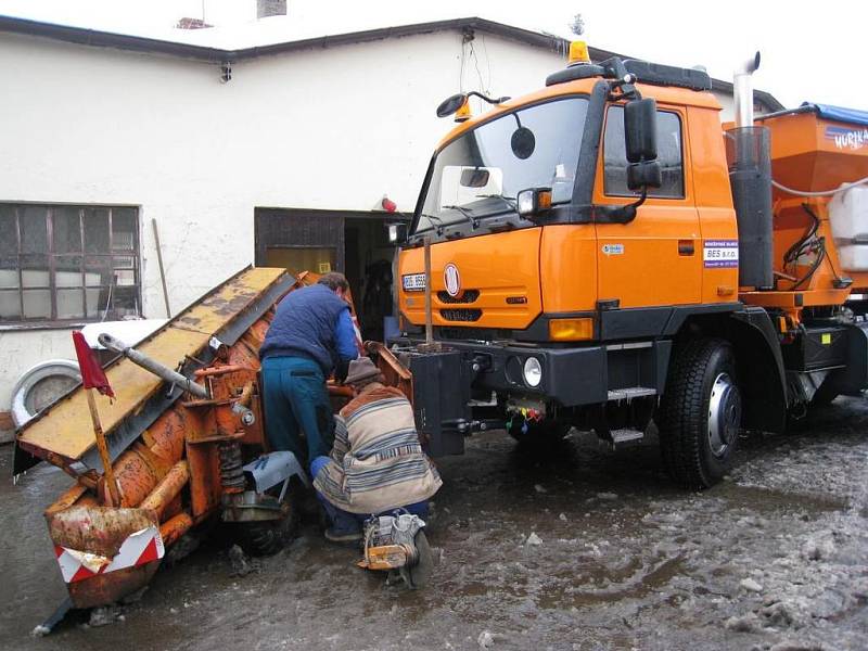  Silničáři své stroje doplňují solným roztokem, který přispívá k rychlejšímu tání sněhu a ledu