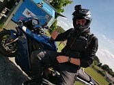 Z projížďky příznivců elektrických motocyklů se zastávkou před hospodou Oksford v Zaječicích u Pyšel.
