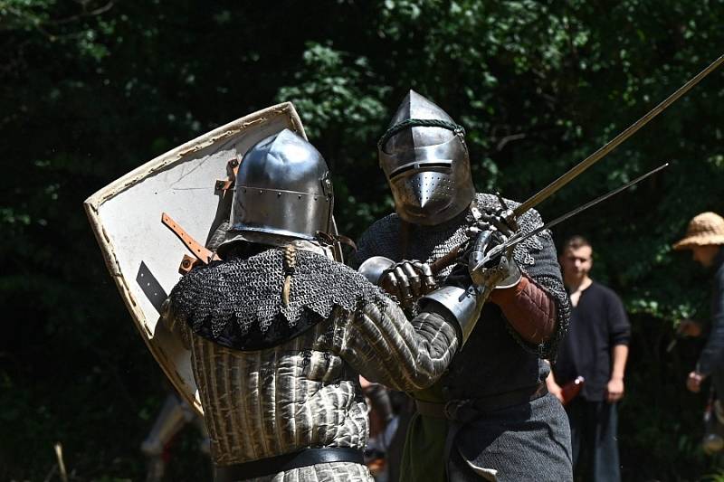 Jak těžký život byl ve středověku, se mohli přesvědčit návštěvníci 5. ročníku Historického festivalu, který se konal v sobotu 31. července na tvrzi Mrač na Benešovsku.