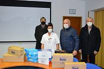 Předání sladkých pozorností věnovaných městem Benešovem zdravotním sestrám Nemocnice Rudolfa a Stefanie se uskutečnilo na svátek Mikuláše, v pondělí 6. prosince 2021.