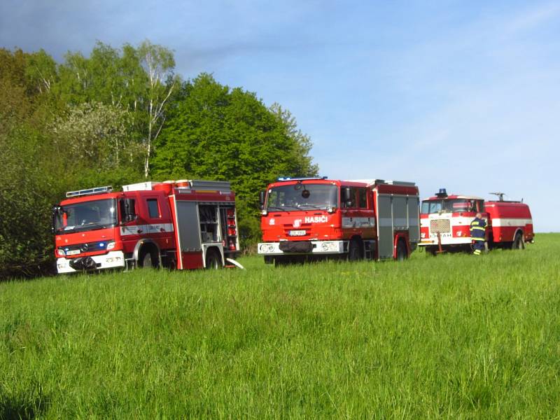 V Bělčicích hoří sklad pneumatik