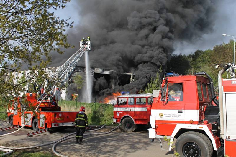 V Bělčicích hoří sklad pneumatik