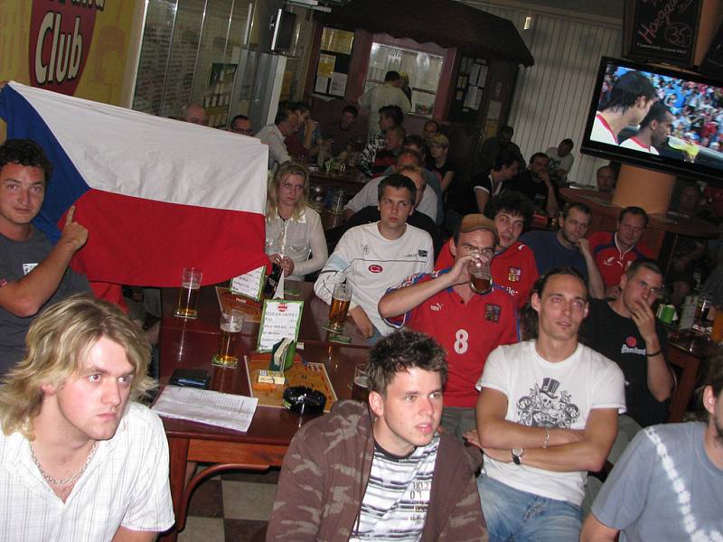 Fanoušci při utkání Česko - Portugalsko ve Sport  Baru Fortuna v Benešově.