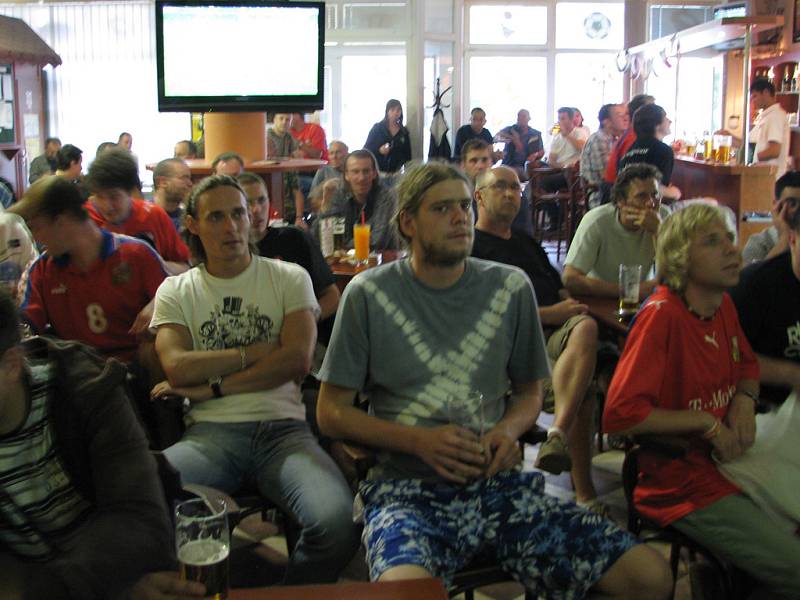 Fanoušci při utkání Česko - Portugalsko ve Sport  Baru Fortuna v Benešově.