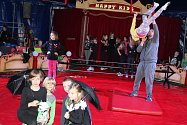 Cirkusová přestavení pro veřejnost nacvičovali žáci z Vlašimi a Louňovic několik dní.