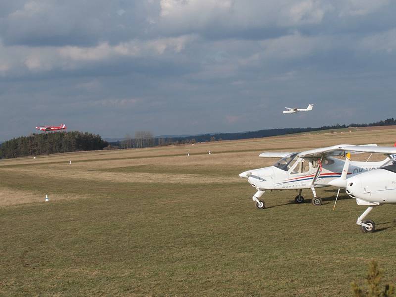 Sečuánská delegace s viceguvernérem provincie Liou Ťie a prezidentem letecké společnosti Sichuan Airlines Li Cha-jing jednala v Nesvačilech o výcviku pilotů a montáži sportovních letadel v Číně. 