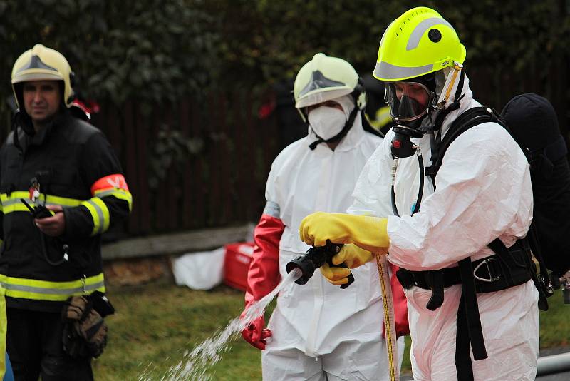 Z hasičského cvičení v Malovidech na téma otrava chemikálií.