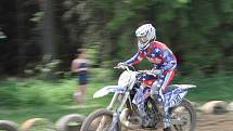 Po rozpravě s jezdci následovaly první a druhé finálové jízdy kategorií hobby MX2, veterán, hobby MX1, 85 ccm, MX2 a MX1.