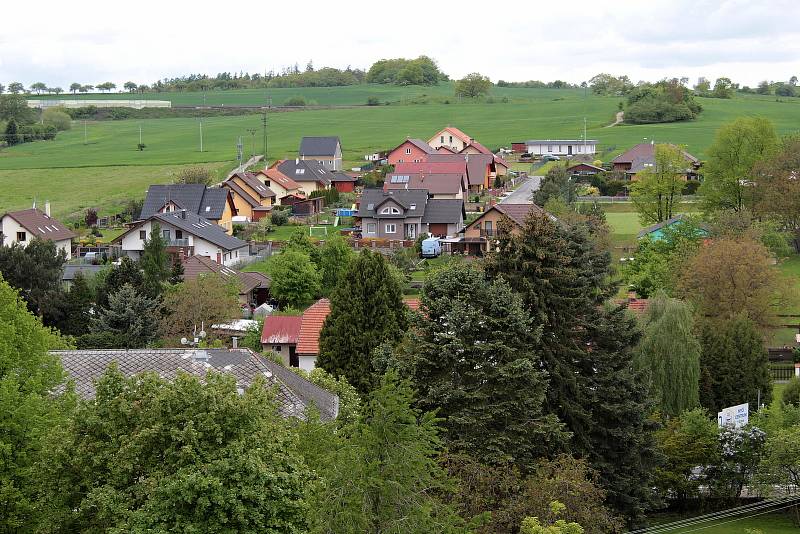 Olbramovice a okolí z dominanty obce, věže kostela Všech svatých.