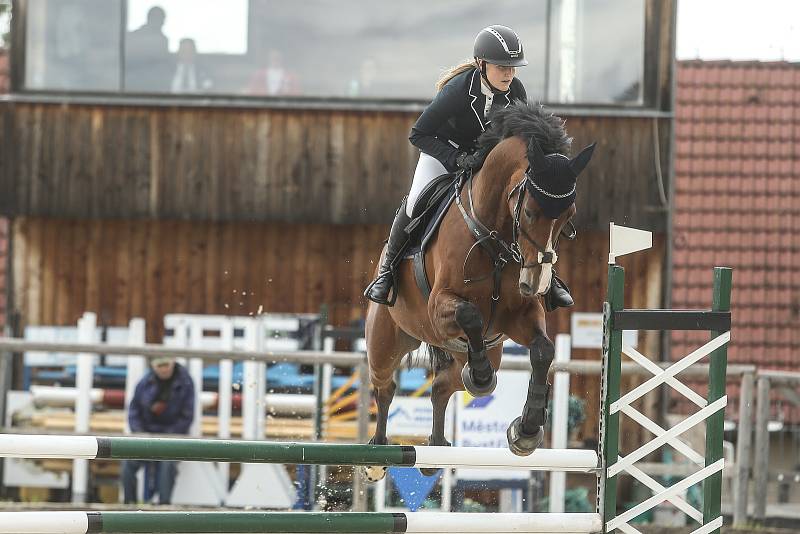 Závod skokového poháru Paragan jump tour v jezdeckém areálu v Opřeticích.