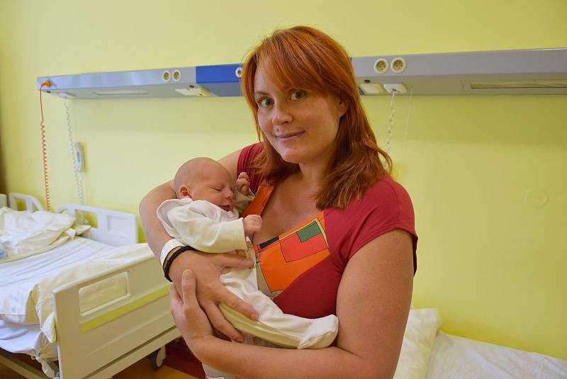 Petr Veselý se manželům Lence a Petrovi narodil v benešovské nemocnici 20. srpna 2021 v 7.41 hodin, vážil 3700 gramů. Doma v Benešově na něj čekala sestřička Kristýna (3).