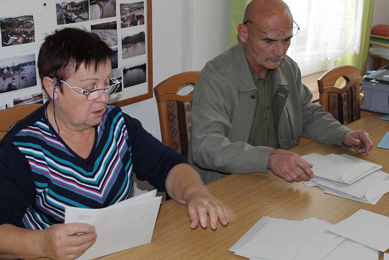 Voličské hlasy sečetla volební komise také v Kamberku.