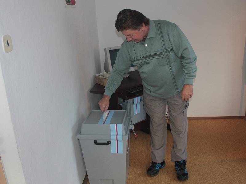 Největší nápor zaznamenaly volební komise v Křečovicích a Nahorubech v pátek navečer. V sobotu kolem 10. hodiny byl zájem menší.