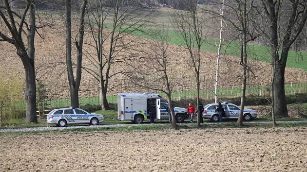 Dva muže zavalila zemina v Zahořanech nedaleko Vranova u Čerčan. Na místě jsou hasiči a policisté.