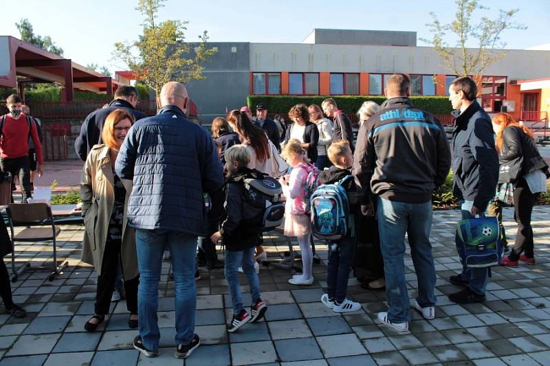 Zahájení nového školního roku 2021 - 2022 se odehrálo ve vlašimské ZŠ Vorlina na nádvoří. Právě tam kantoři také zřídili první testovací místa. Ta další už budou mí přímo ve svých třídách.