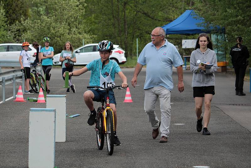 Z okresního kola Dopravní soutěže mladých cyklistů v Benešově.