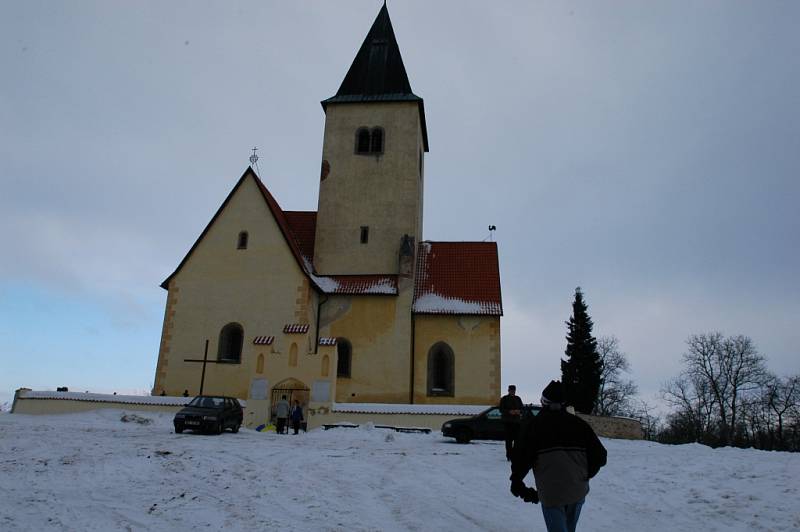 Chvojen a kostel sv. Jakuba a Filipa.